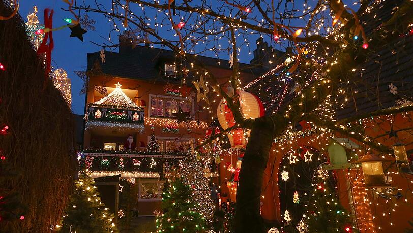 Ein Glitzern und Funkeln, wohin man schaut: Die Hausbesitzer im unterfränkischen Mainbernheim brauchen jedes Jahr eine Woche, um ihr Anwesen auf die Weihnachtszeit vorzubereiten. Ein Glitzern und Funkeln, wohin man schaut: Die Hausbesitzer im unterfränkischen Mainbernheim brauchen jedes Jahr eine Woche, um ihr Anwesen auf die Weihnachtszeit vorzubereiten.