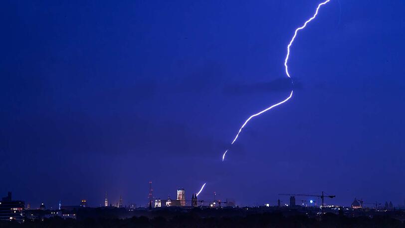 Ein Blitz am Dienstagabend über der Skyline von München.
