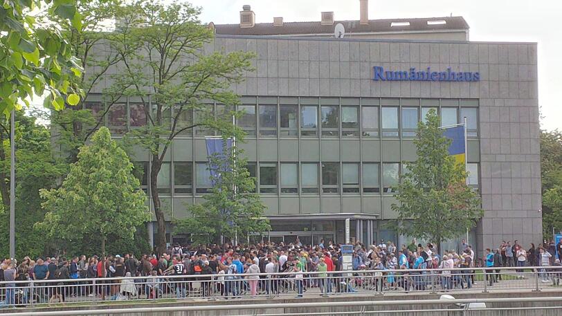Vor dem Rumänischen Konsulat stehen zahlreiche Menschen und warten. Der Grund: das Referendum.
