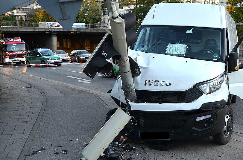 Der Ampelmast verletzte den Fußgänger und rettete ihm zugleich vermutlich das Leben.