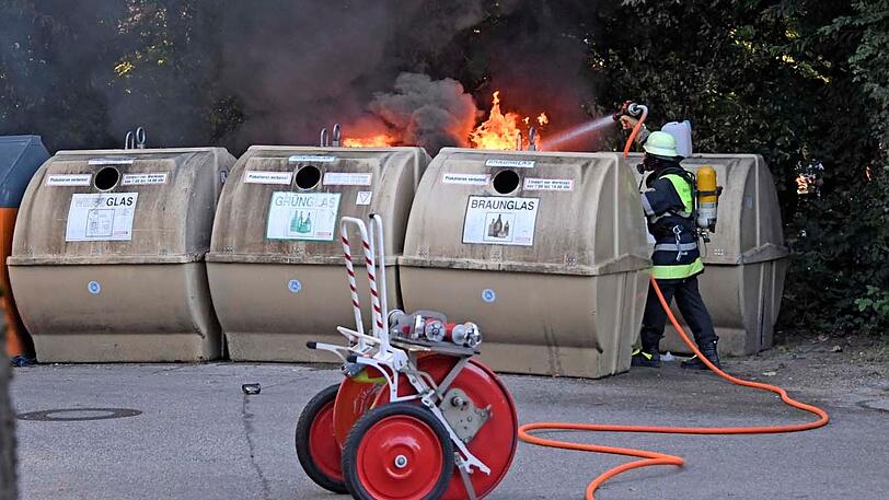 Als dicke schwarze Rauchschwaden in den Himmel stiegen, alarmierten Nachbarn die Feuerwehr.