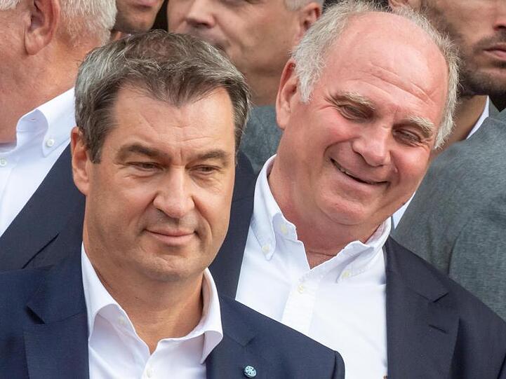 Markus Söder (l., CSU), Ministerpräsident von Bayern und Uli Hoeneß, Präsident FC Bayern München. Foto: Peter Kneffel/Archivbild