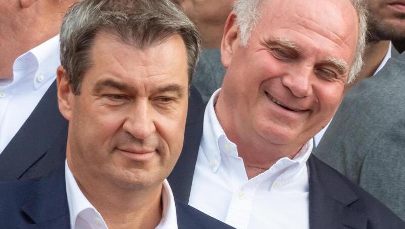 Markus Söder (l., CSU), Ministerpräsident von Bayern und Uli Hoeneß, Präsident FC Bayern München. Foto: Peter Kneffel/Archivbild Markus Söder (l., CSU), Ministerpräsident von Bayern und Uli Hoeneß, Präsident FC Bayern München. Foto: Peter Kneffel/Archivbild