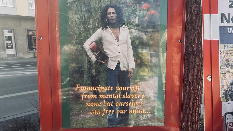 Rund 50 Stumme Verkäufer, wie die Zeitungskästen in München genannt werden, sind mit Bob Marleys Konterfei bestückt worden.