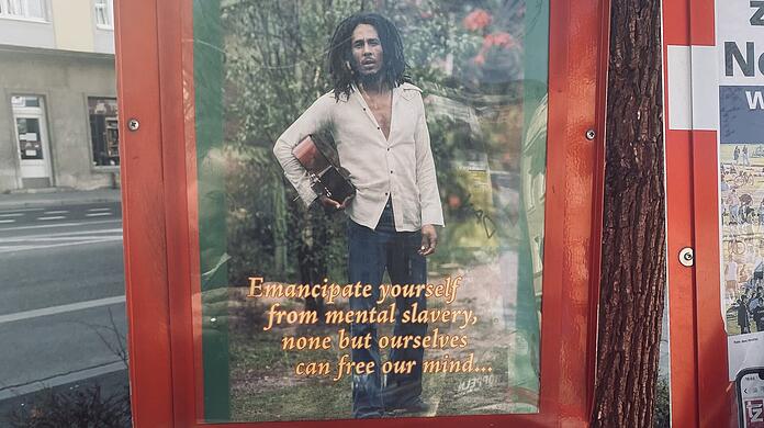Rund 50 Stumme Verkäufer, wie die Zeitungskästen in München genannt werden, sind mit Bob Marleys Konterfei bestückt worden.