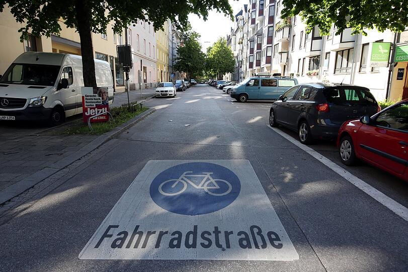 Licht- und Schattenspiele unterm Blätterdach auf der Preysingstraße.