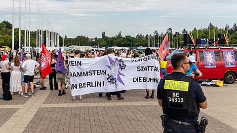 Etwa 300 Demonstranten protestierten am Samstagabend vor dem Olympiastadion. Die Polizei hatte extra 200 Kräfte abgestellt, um ein Aufeinandertreffen mit den Fans zu verhindern.