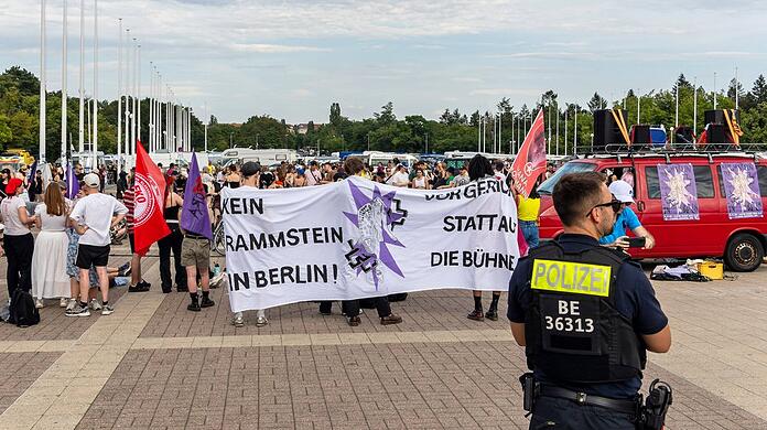 Etwa 300 Demonstranten protestierten am Samstagabend vor dem Olympiastadion. Die Polizei hatte extra 200 Kräfte abgestellt, um ein Aufeinandertreffen mit den Fans zu verhindern.