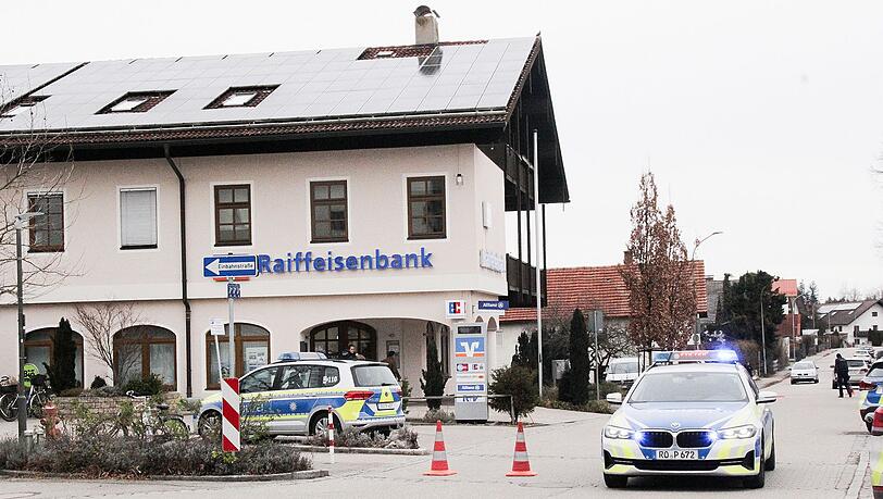 Nach dem Überfall auf einen Geldtransporter müssen ein Vater und sein Sohn lange in Haft (Archivbild) Nach dem Überfall auf einen Geldtransporter müssen ein Vater und sein Sohn lange in Haft (Archivbild)