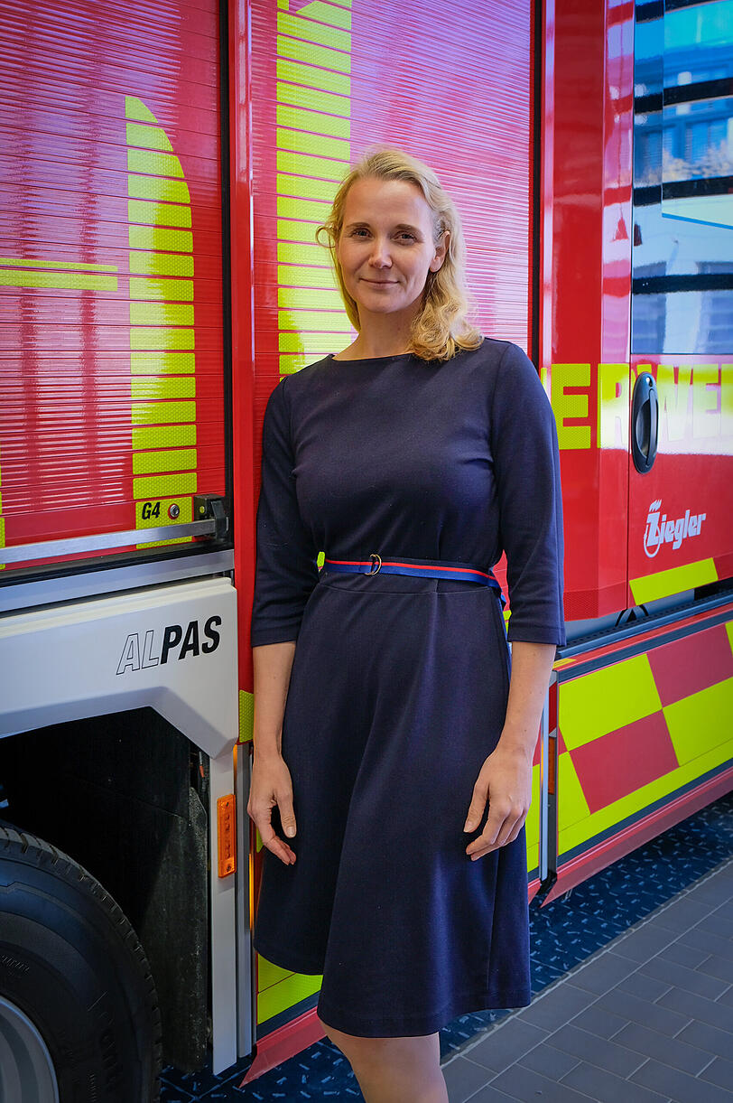 KVR-Referentin Hanna Samm&uuml;ller neben dem Prototyp der neuen Einsatzfahrzeuge.