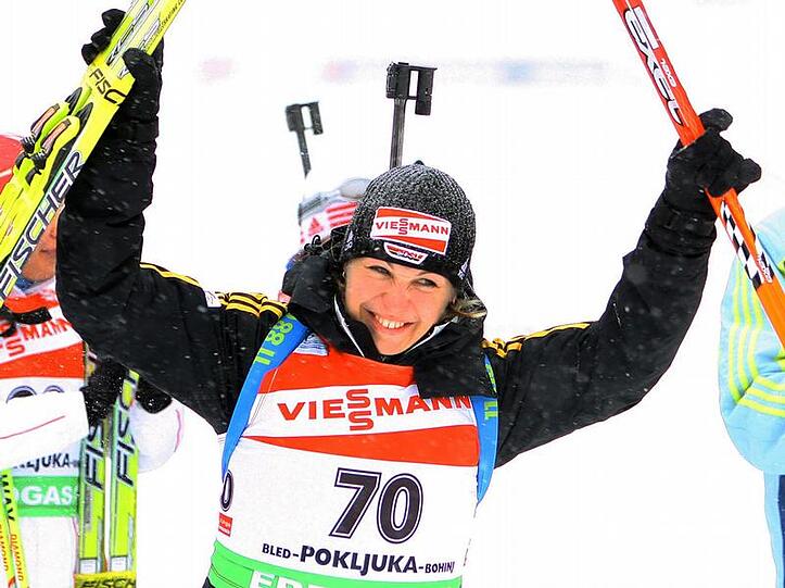 Magdalena Neuner bejubelt ihren «Stockerl»-Platz.