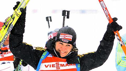 Magdalena Neuner bejubelt ihren «Stockerl»-Platz.