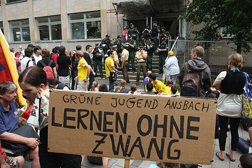 Polizei versperrte den Zugang: Schüler und Studenten wollten am Mittwoch die Georg-Simon-Ohm-Hochschule stürmen.