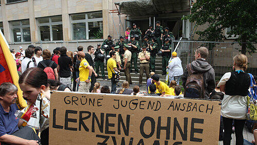 Polizei versperrte den Zugang: Schüler und Studenten wollten am Mittwoch die Georg-Simon-Ohm-Hochschule stürmen. Polizei versperrte den Zugang: Schüler und Studenten wollten am Mittwoch die Georg-Simon-Ohm-Hochschule stürmen.