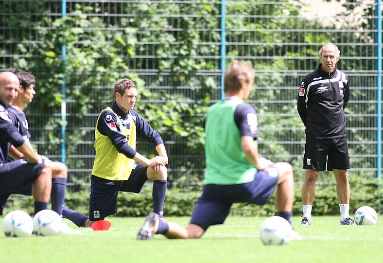 Trainer Maurer begutachtet seine Spieler beim Stretching