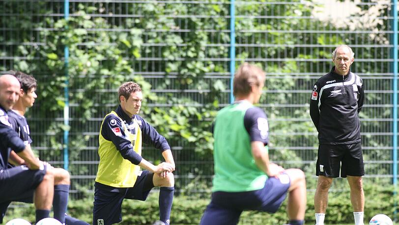 Trainer Maurer begutachtet seine Spieler beim Stretching Trainer Maurer begutachtet seine Spieler beim Stretching