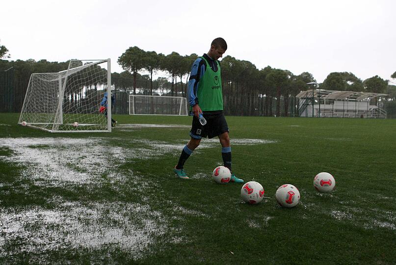 "Land unter" in Belek. Nach gut einer Stunde Training war Schluss. Der Regen setzte den Rasen komplett unter Wasser und Alexander Schmidt brach das Training ab.