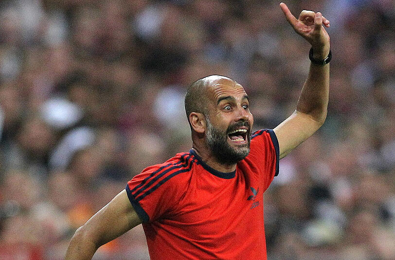 Pep Guardiola ist nach dem Foul von Milan-Kapitän Nigel de Jong an Joshua Kimmich außer sich.