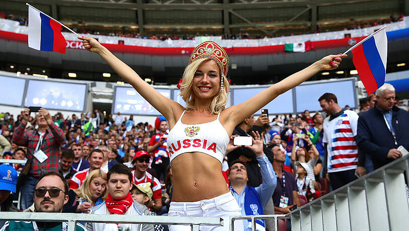Bunt und lebendig: Fußball-Fans aus aller Herren Länder bevölkern während der WM die russischen Städte. Bunt und lebendig: Fußball-Fans aus aller Herren Länder bevölkern während der WM die russischen Städte.