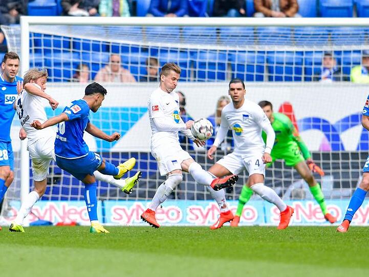 Hoffenheim-Torschütze Nadiem Amiri (3.v.l.) nimmt Maß.