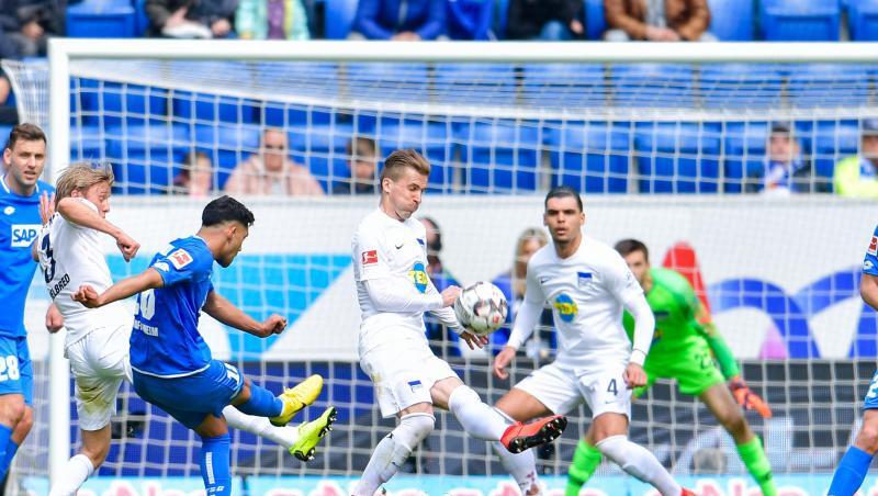 Hoffenheim-Torschütze Nadiem Amiri (3.v.l.) nimmt Maß. Hoffenheim-Torschütze Nadiem Amiri (3.v.l.) nimmt Maß.