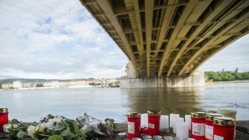 Kerzen und Blumen sind unter der Margaretenbrücke platziert. Die Kollision fand in der Nähe der Brücke statt. Kerzen und Blumen sind unter der Margaretenbrücke platziert. Die Kollision fand in der Nähe der Brücke statt.