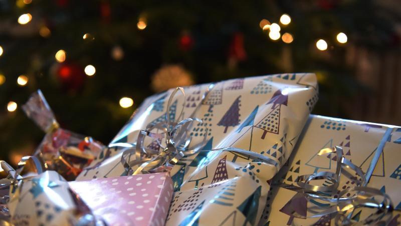 Geschenke liegen vor einem Tannenbaum. Geschenke liegen vor einem Tannenbaum.