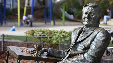 Ewiger Stenz: Helmut "Monaco Franze" Fischer an seinem Stammplatz vorm Café Münchner Freiheit. Seit 1997 sitzt er dort bei jedem Wetter.
