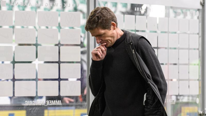 Wolfsburgs Trainer Oliver Glasner verlässt nach dem Schlusspfiff den Innenraum des Stadions.