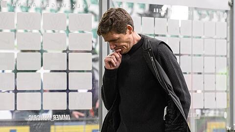 Wolfsburgs Trainer Oliver Glasner verlässt nach dem Schlusspfiff den Innenraum des Stadions.