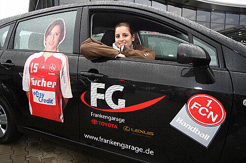 Gibt weiter Vollgas bei den Club-Handballerinas: Nationalspielerin Ania Rösler in ihrem neuen Dienstfahrzeug.