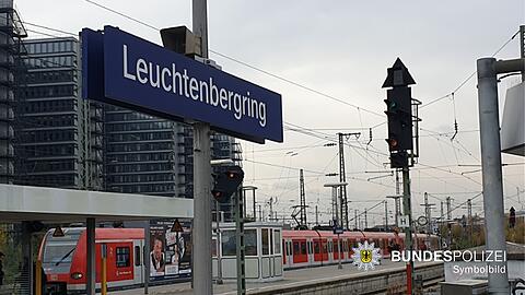 Am Leuchtenbergring hat der Senior den 19-Jährigen attackiert. (Symbolbild)