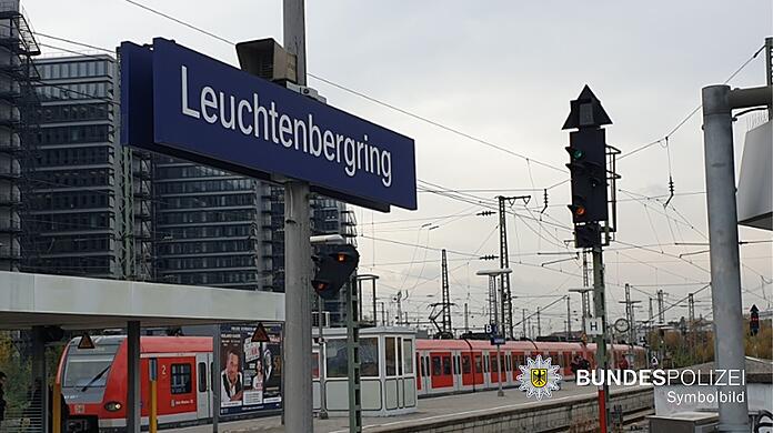 Am Leuchtenbergring hat der Senior den 19-Jährigen attackiert. (Symbolbild)
