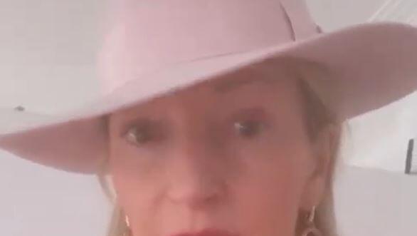 Mit diesem Look soll Monika Gruber sich den Zorn von Passanten auf sich gezogen haben. Mit diesem Look soll Monika Gruber sich den Zorn von Passanten auf sich gezogen haben.