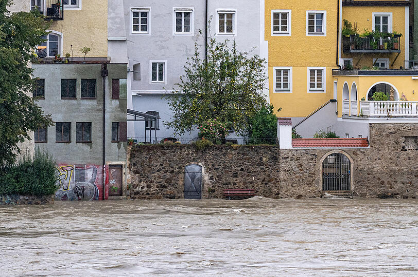 Bayern, Passau: Das Wasser des Hochwasser führenden Inns steht vor den Häusern.