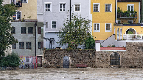 Bayern, Passau: Das Wasser des Hochwasser führenden Inns steht vor den Häusern.