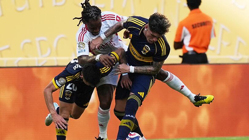 Es ging rustikal zur Sache zwischen Boca und Benfica. Hier kämpft der frühere Bayern-Profi Renato Sanches (M) von Lissabon mit Carlos Palacios (r) und Alan Velasco um den Ball.