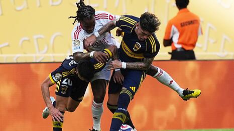 Es ging rustikal zur Sache zwischen Boca und Benfica. Hier kämpft der frühere Bayern-Profi Renato Sanches (M) von Lissabon mit Carlos Palacios (r) und Alan Velasco um den Ball.