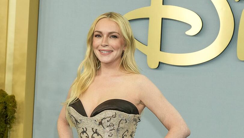 Lindsay Lohan hat sich von ihren blonden Haaren getrennt. Lindsay Lohan hat sich von ihren blonden Haaren getrennt.