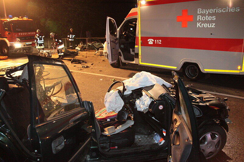 Bei einem Horror-Unfall in der Nähe von Altötting wurde dieses Auto völlig zerfetzt.