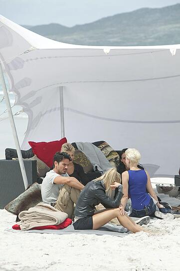 Der Bachelor hat Conny (vorne), Nina, Natascha und Melanie zu einem Gruppendate an den Strand eingeladen. Er spürt deutlich Connys Anspannung, die sich wegen Melanies Anwesenheit unwohl fühlt.