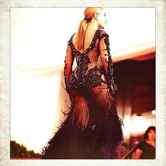 Auch ein Rücken kann entzücken: Beyonce in einem ziemlich durchsichtigen Abendkleid.
