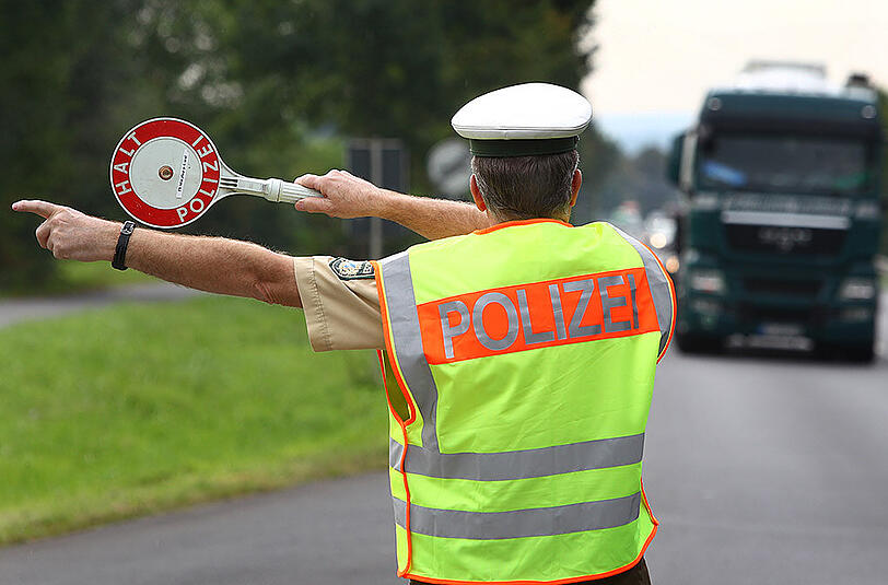Das Land Hessen hatte im April angekündigt, mit einer Gesetzesinitiative im Bundesrat Angriffe auf Polizisten und Rettungskräfte künftig härter bestrafen zu wollen. Foto: Swen Pförtner/Archiv