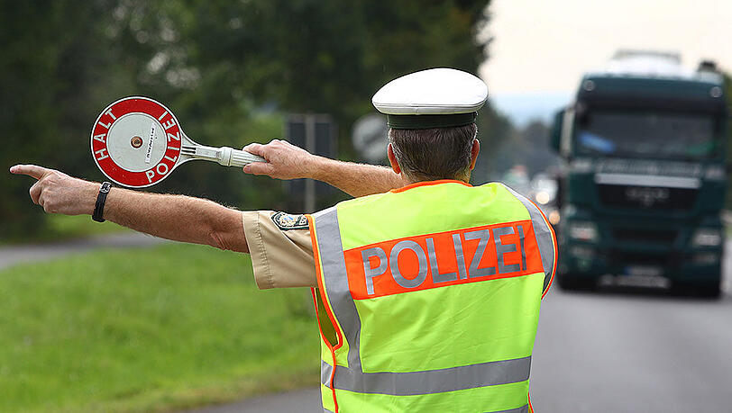 Das Land Hessen hatte im April angekündigt, mit einer Gesetzesinitiative im Bundesrat Angriffe auf Polizisten und Rettungskräfte künftig härter bestrafen zu wollen. Foto: Swen Pförtner/Archiv Das Land Hessen hatte im April angekündigt, mit einer Gesetzesinitiative im Bundesrat Angriffe auf Polizisten und Rettungskräfte künftig härter bestrafen zu wollen. Foto: Swen Pförtner/Archiv