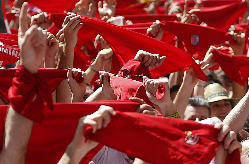 Fans und Demonstranten auf dem Sanfermines-Festival 2015 in Pamplona.