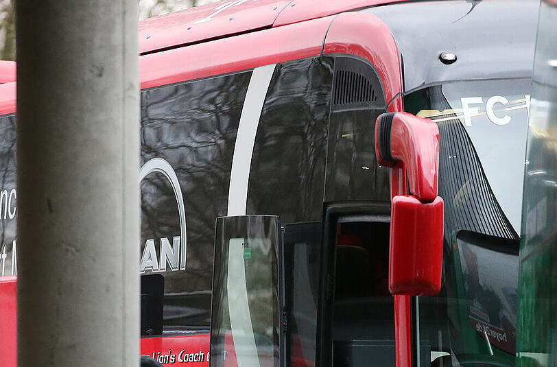 Mannschaftsbus des FC Bayern München (Archivbild)