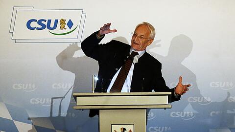 Lobend, mahnend &ndash; und, wie man sieht, gelenkig auf der Bühne: Festredner Edmund Stoiber.