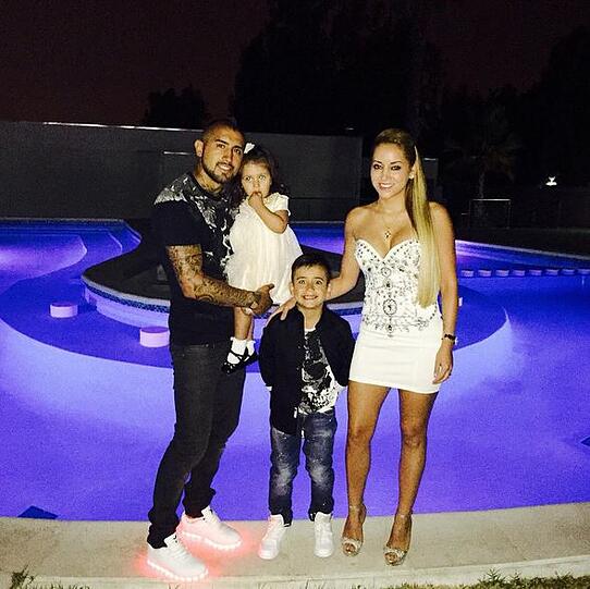 FC Bayern: Arturo Vidal ist seit sieben Jahren mit seiner Maria Teresa verheiratet. Die beiden haben zwei Kinder.