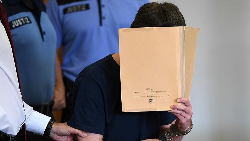 Kindermörder Silvio S. im Potsdamer Landgericht: Das Gericht verhängte lebenslange Haft und stellte die besondere Schwere der Schuld fest. Foto: Ralf Hirschberger Kindermörder Silvio S. im Potsdamer Landgericht: Das Gericht verhängte lebenslange Haft und stellte die besondere Schwere der Schuld fest. Foto: Ralf Hirschberger
