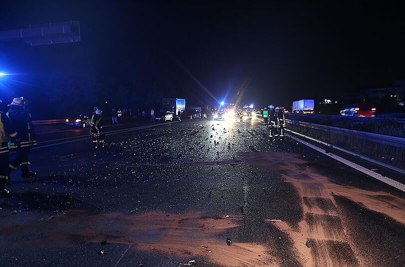 Trümmerfeld auf der A3: Am späten Mittwochabend waren hier mehrere Fahrzeuge an drei Unfällen beteiligt. Die Bilder aus Erlangen.
